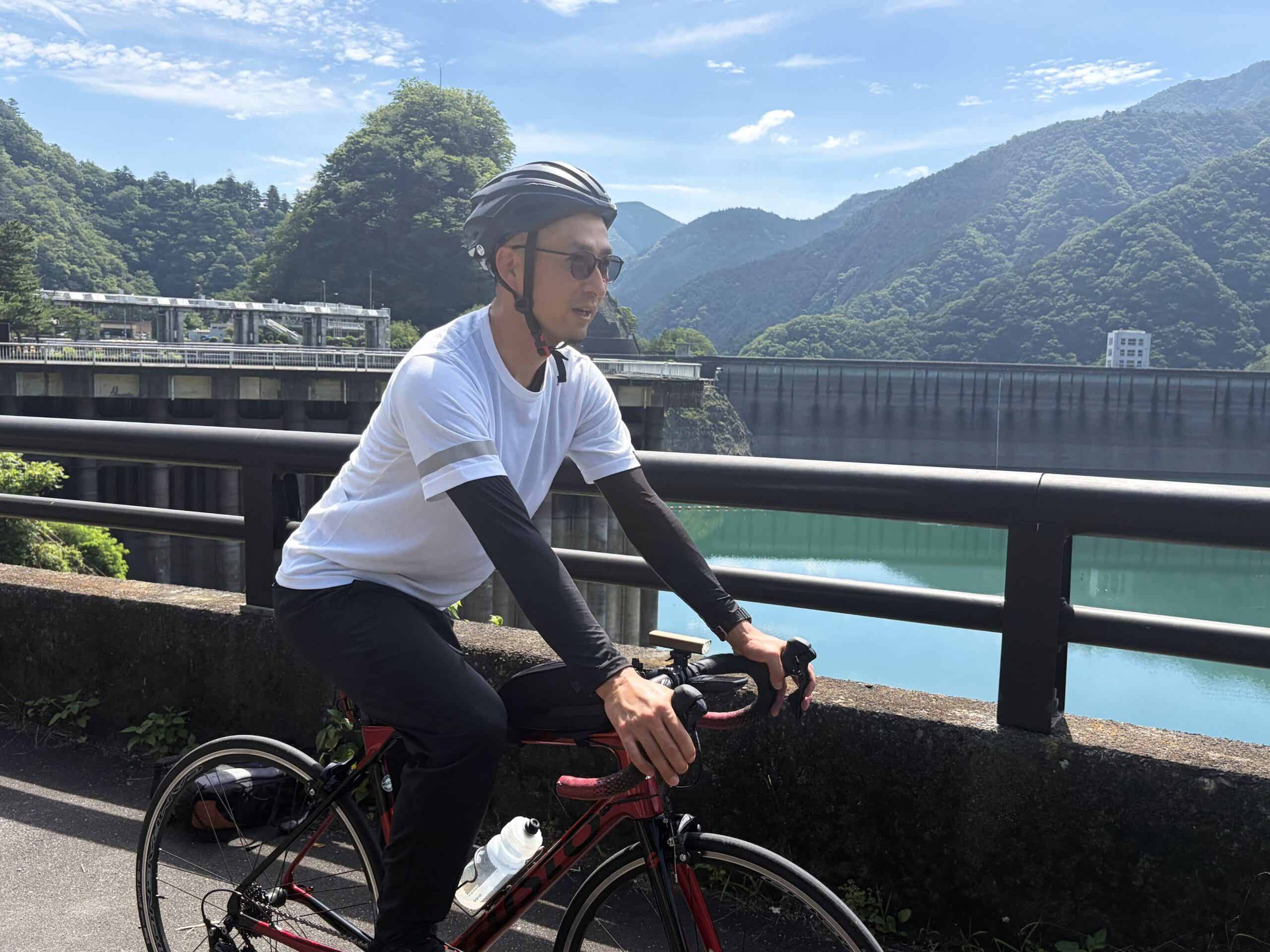 ロードバイクで調光サングラスを掛ける筆者