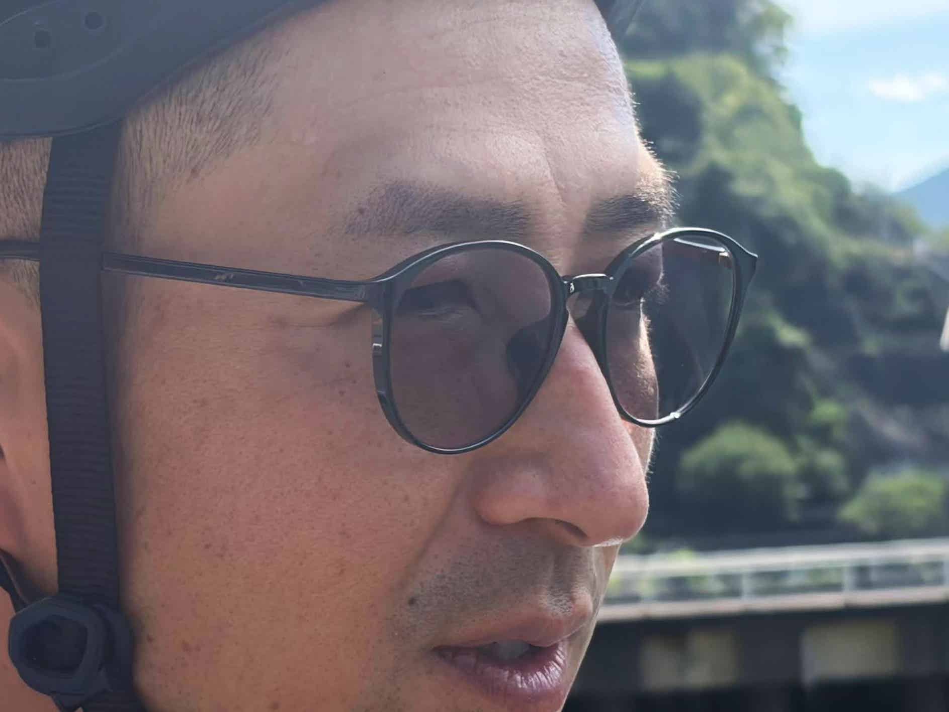 目が透けて見える調光サングラス