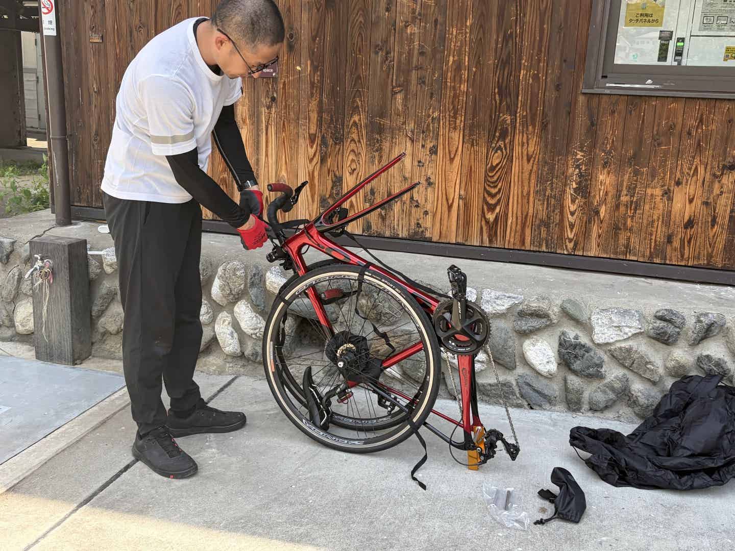 ロードバイクを輪行する筆者