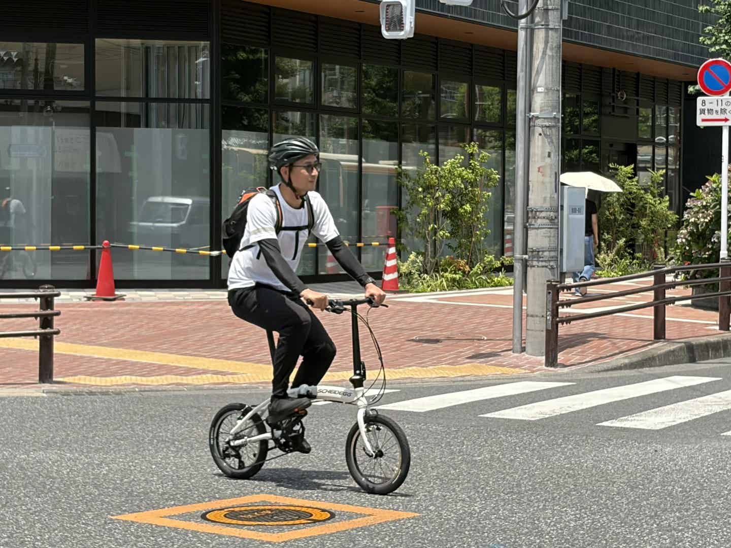TR-F16で市街地を走る筆者