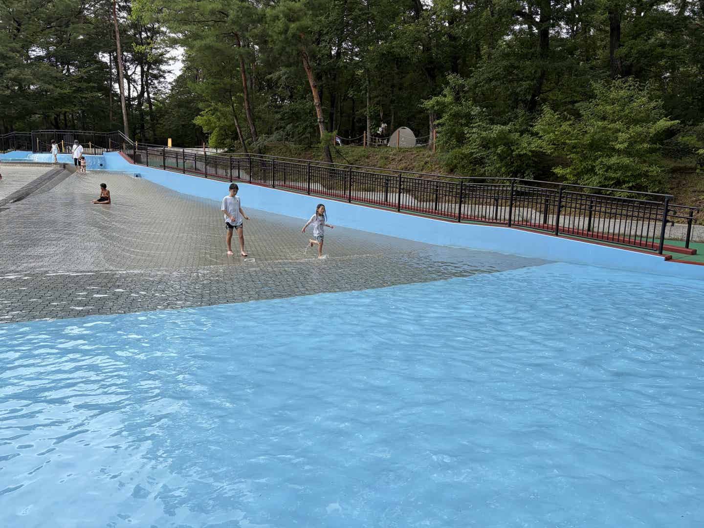 森林公園の水遊び場
