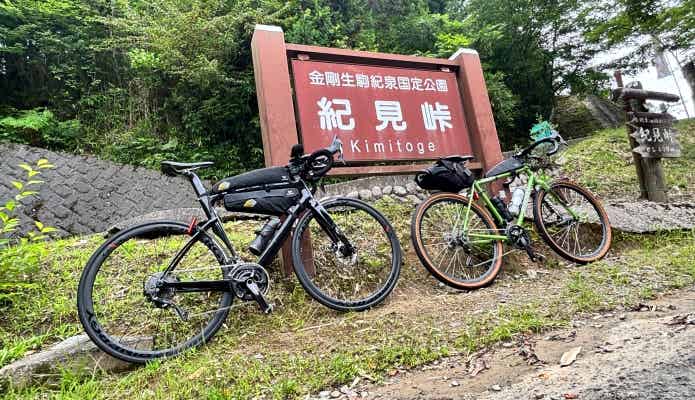 紀見峠の看板とロードバイク