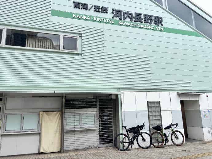 河内長野駅と2台のロードバイク