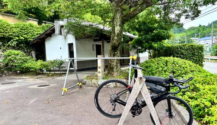 観心寺のトイレとサイクルラックとロードバイク