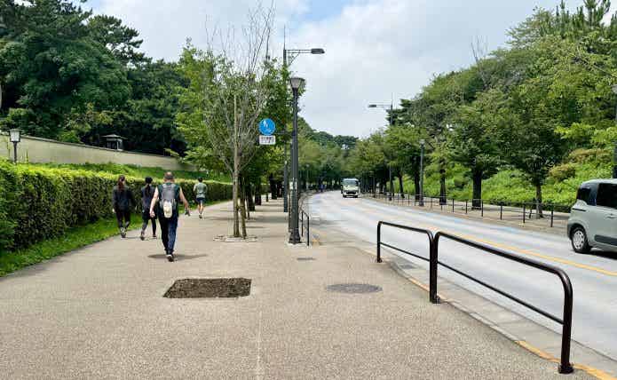 代官町インター付近の歩道