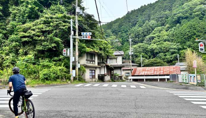 信号を待つサイクリスト