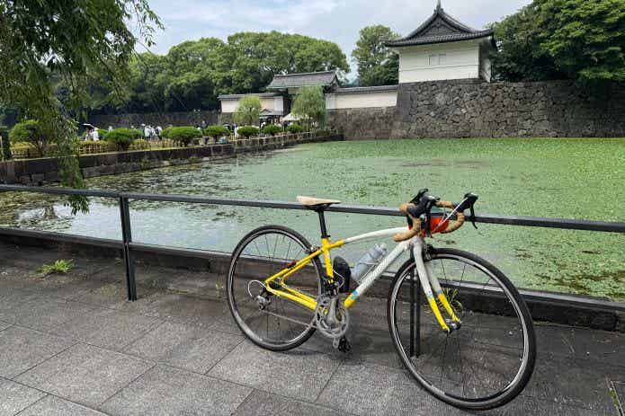 緑のお堀とロードバイク