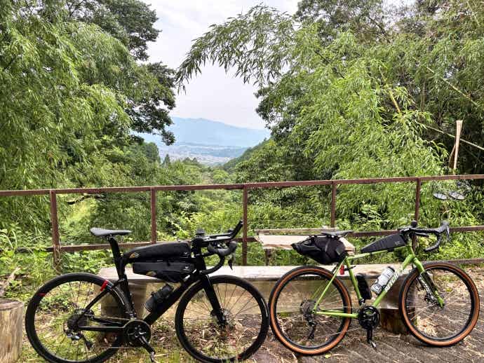 ロードバイクと眺望スポット