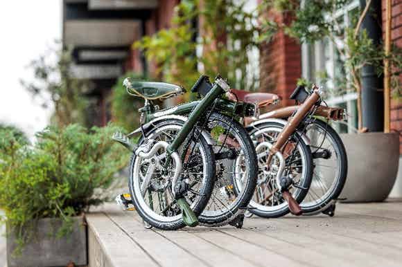 建物脇に置かれたBrompton Classic Edition
