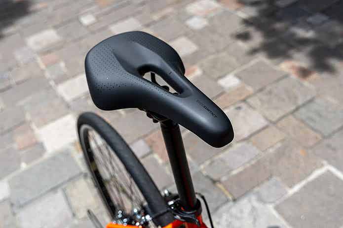 新型ESCAPE R3 / R Discのサドル
