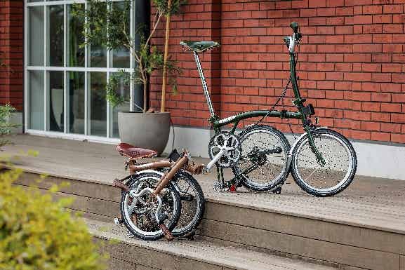 建物脇に置かれたBrompton Classic Edition