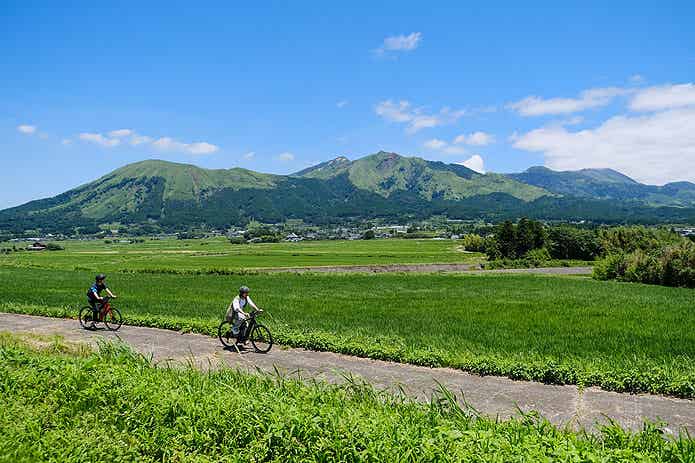 南阿蘇をサイクリングする2人
