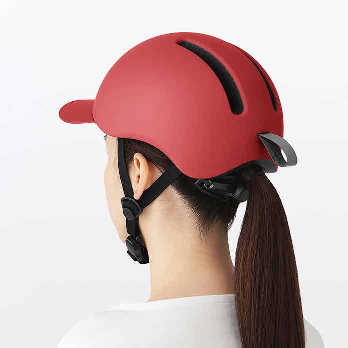 風が抜ける自転車ヘルメットをかぶる女性