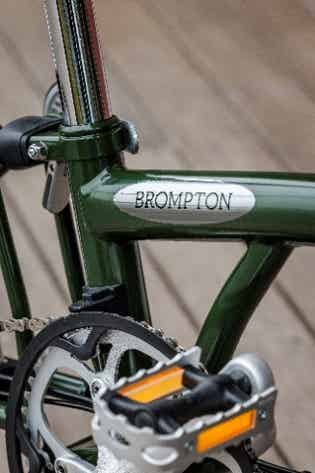 Brompton Classic Edition/Cedar Greenのシルバーロゴステッカー