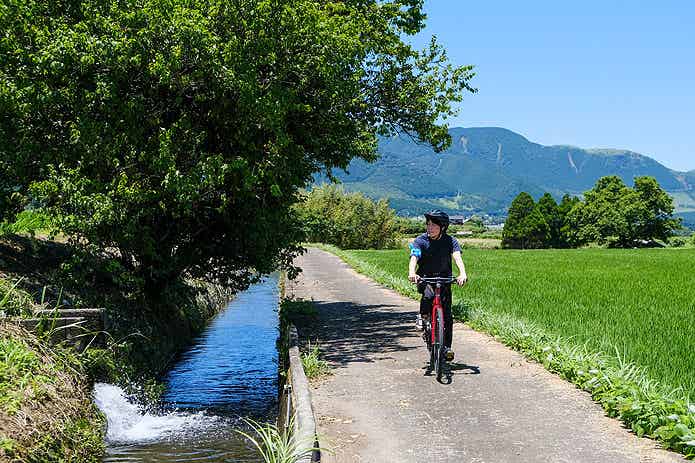 サイクリングする参加者