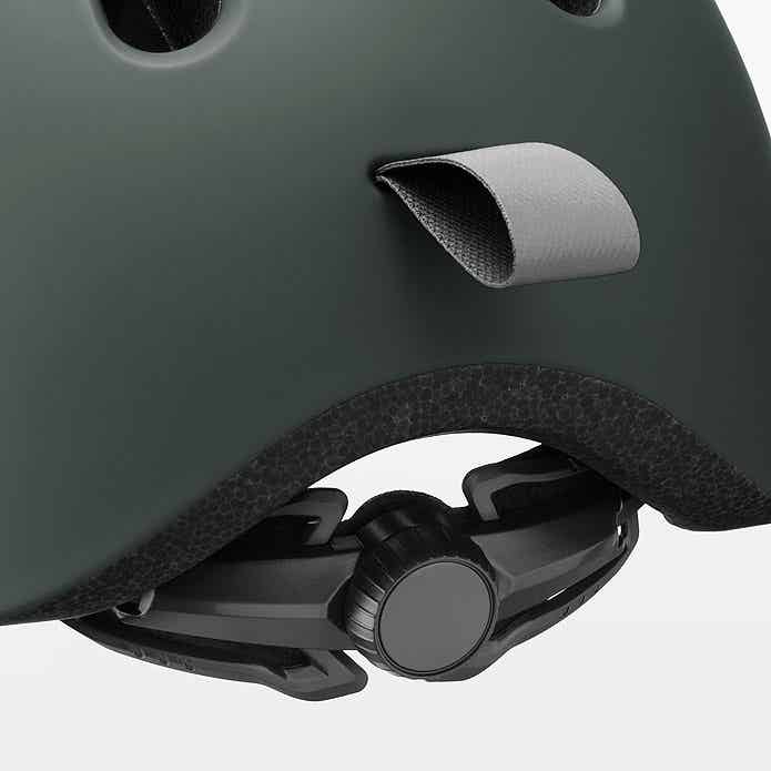 風が抜ける自転車ヘルメットの調整ダイヤル