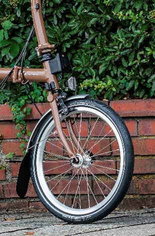 Brompton Classic Edition/Walnut Brownのフロントフォークとタイヤ