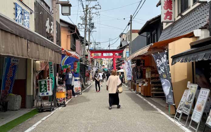 千代保稲荷参道の商店街