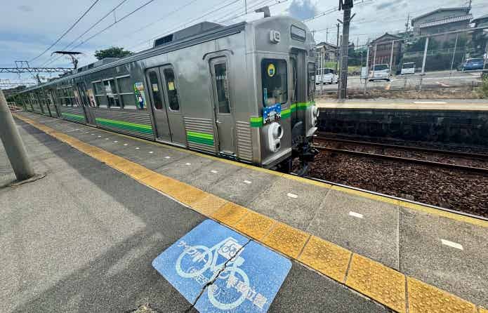 多度駅ホームのサイクルトレイン乗車位置の案内