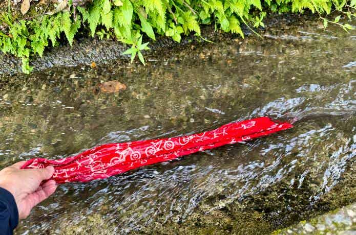 多度峡の疏水に手拭いをひたす
