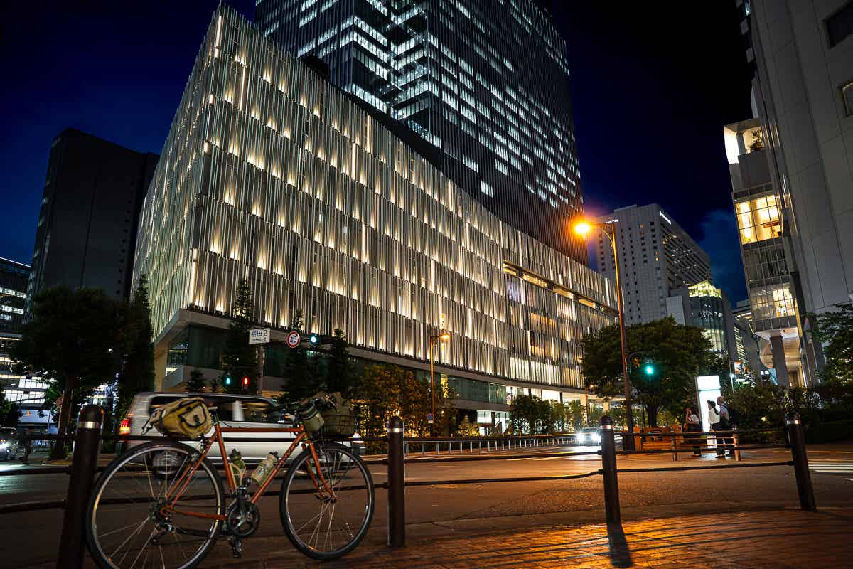 夜の梅田のビル群を背景に停められたロードバイク