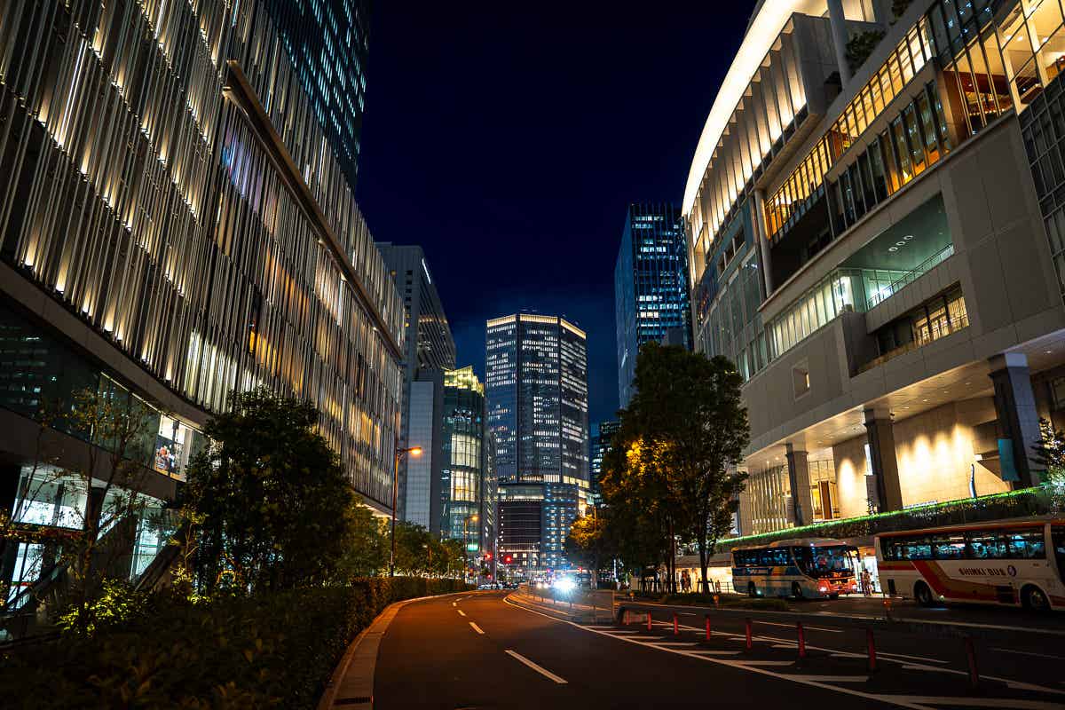ライトアップされた夜の梅田の高層ビル群