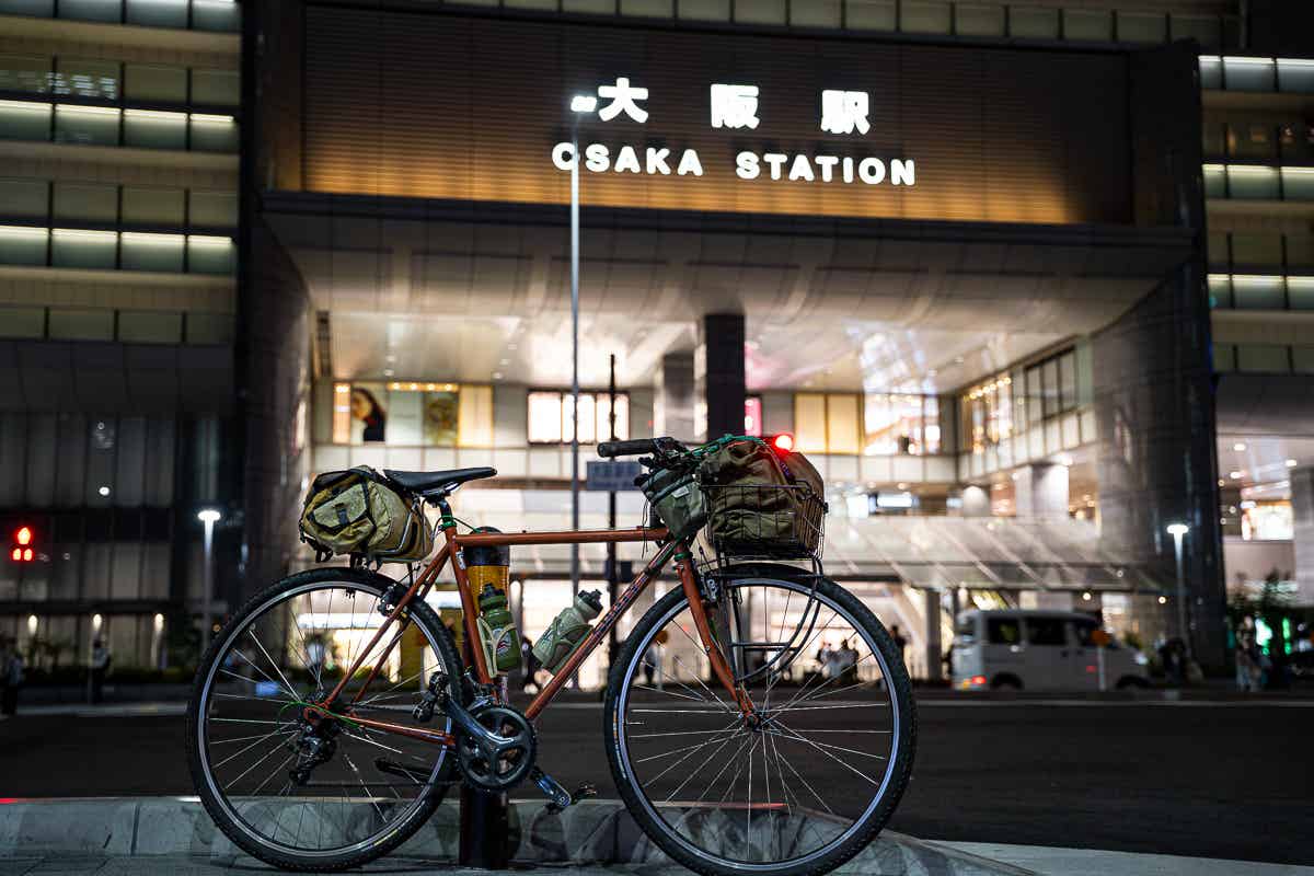 夜の大阪駅前で記念撮影したロードバイク