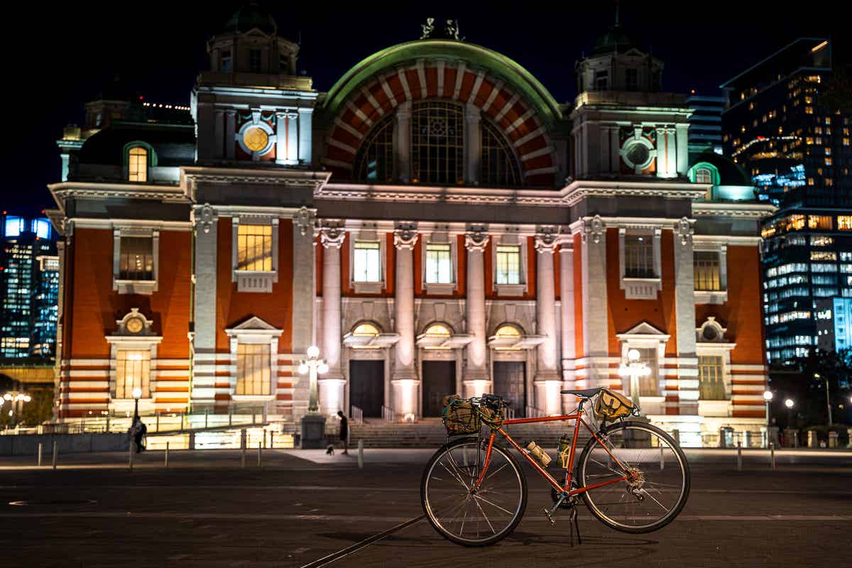 ライトアップされた大阪市中央公会堂の夜景