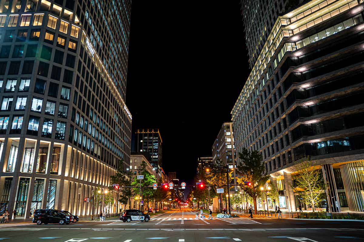 夜の御堂筋のメインストリートと車道