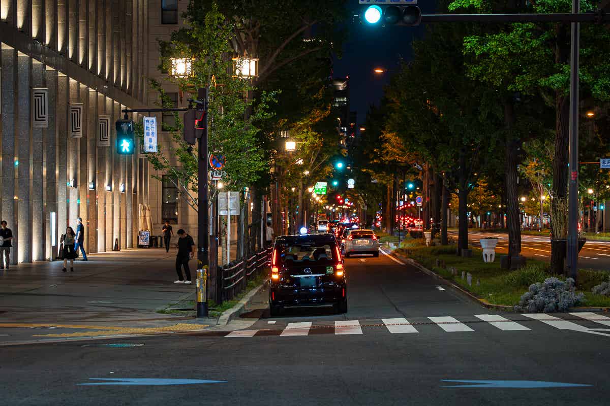 夜間に御堂筋を走行する際の道路と交通の様子