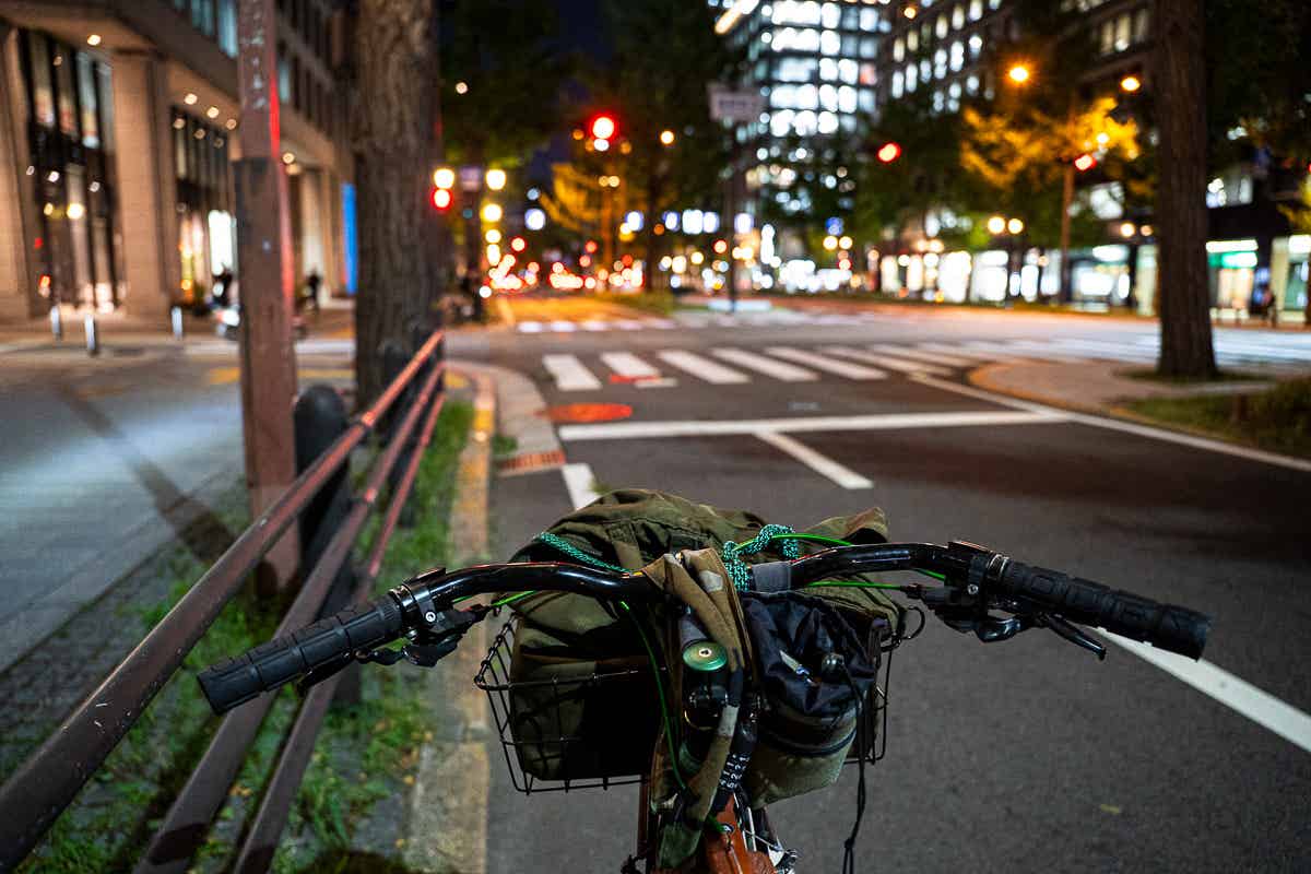 道幅の広い御堂筋の側道と銀杏並木の夜景