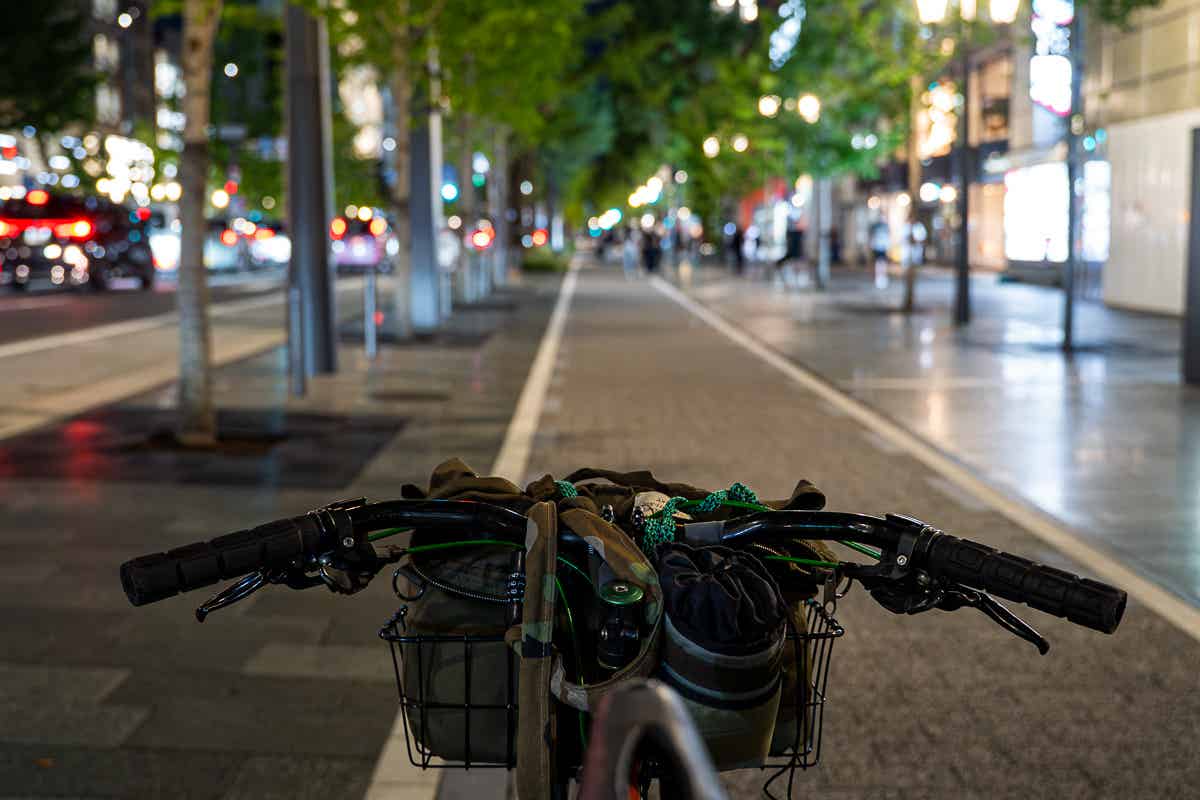 煌びやかにライトアップされた夜の御堂筋