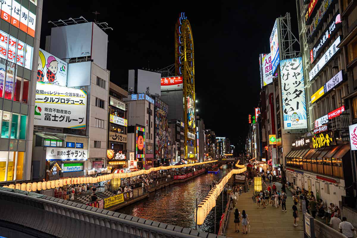 夜の大阪の街を自転車で走る御堂筋ライドの様子