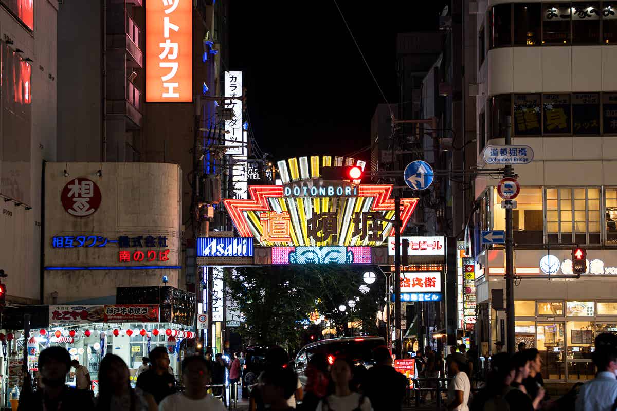 戎橋から眺める道頓堀のグリコ看板と賑わう人々