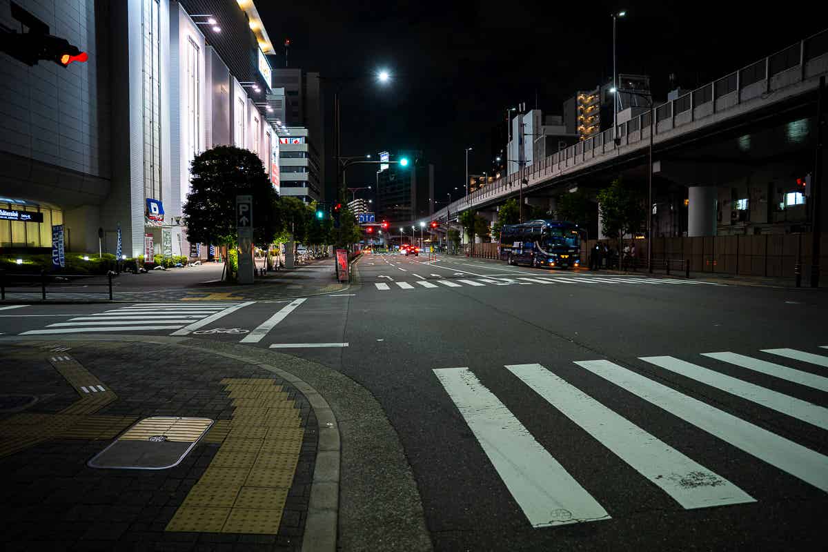 夜のミナミ(難波)の細い路地と繁華街の様子