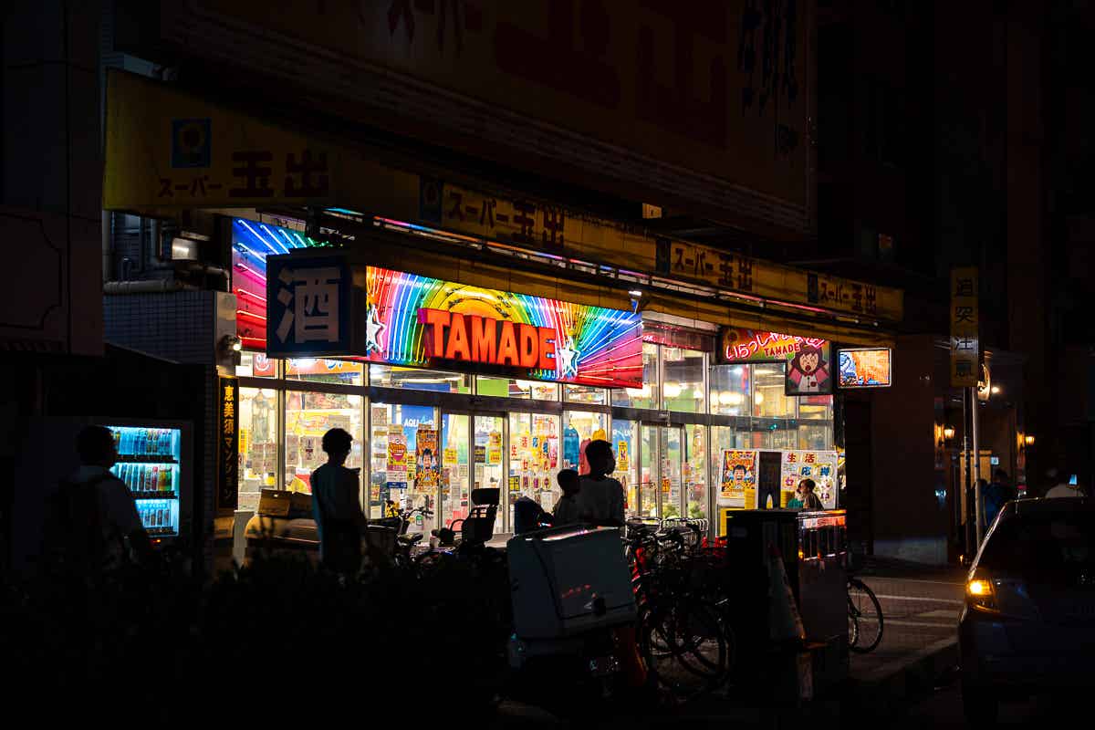 新世界へ向かう夜の大阪の街並み