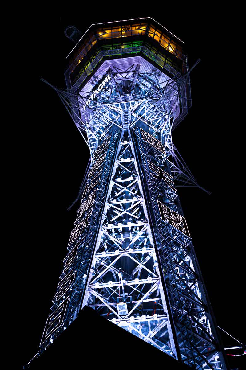 遠くに見えてきたライトアップされた通天閣