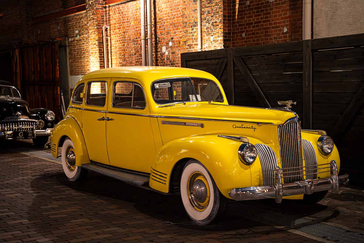 黄色いクラシックカー