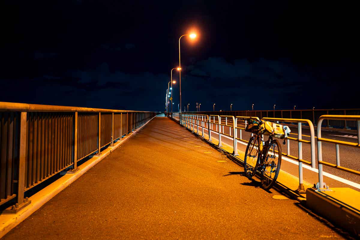 なみはや大橋と自転車