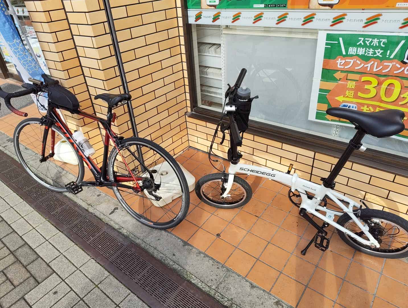 青梅駅コンビニ前に自転車を停めて補給