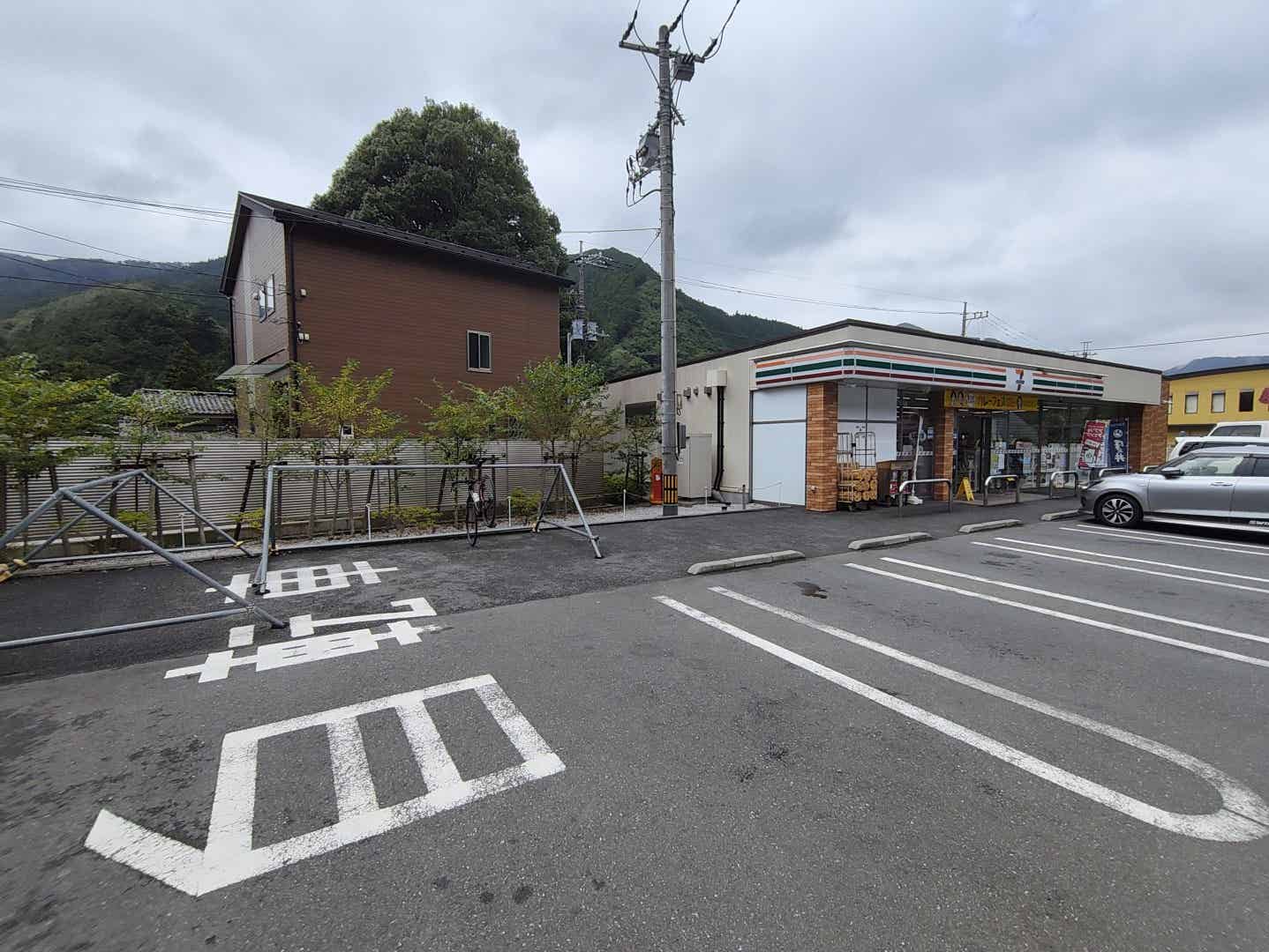 古里駅手前のセブンイレブン