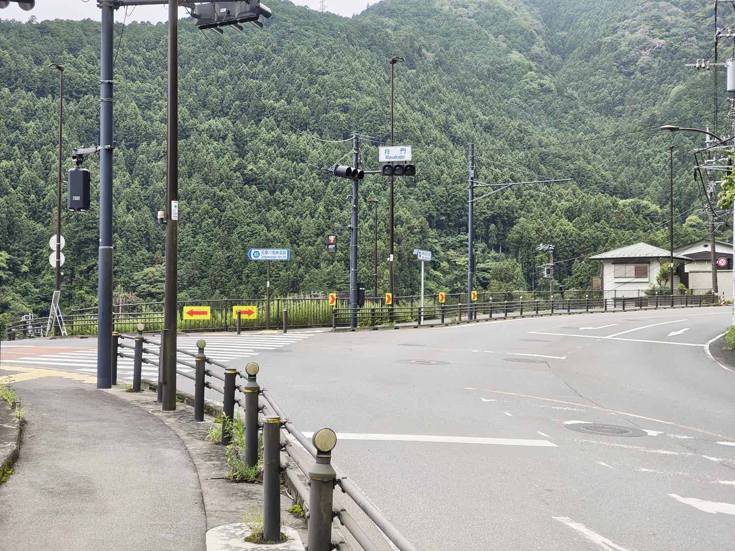 多摩川南岸道路の分岐交差点