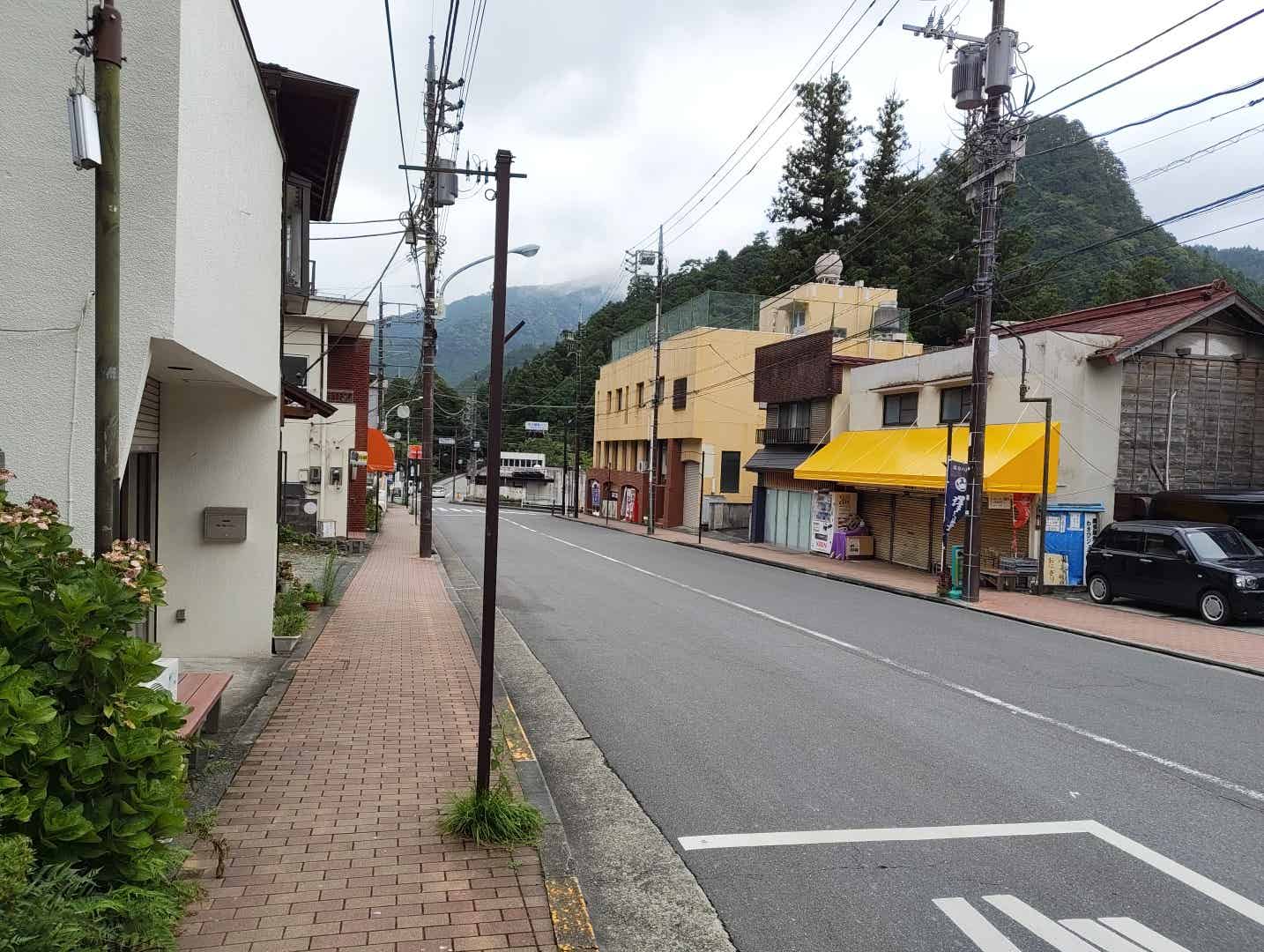 奥多摩駅周辺の店舗が開いていない様子