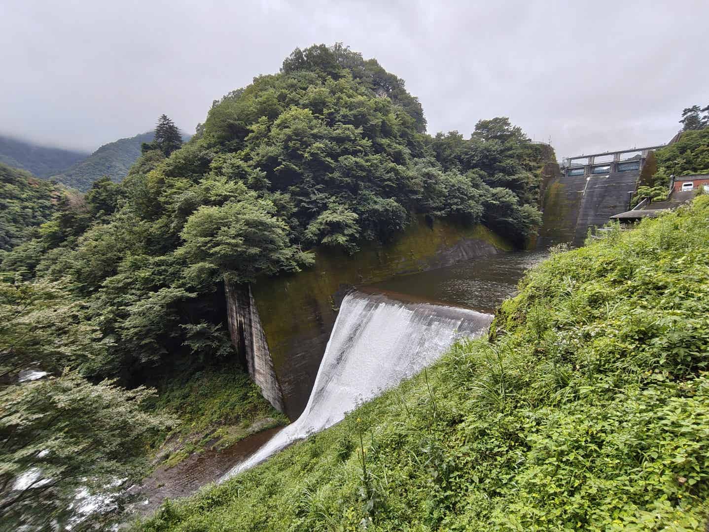 奥多摩サイクリング中のダムの風景