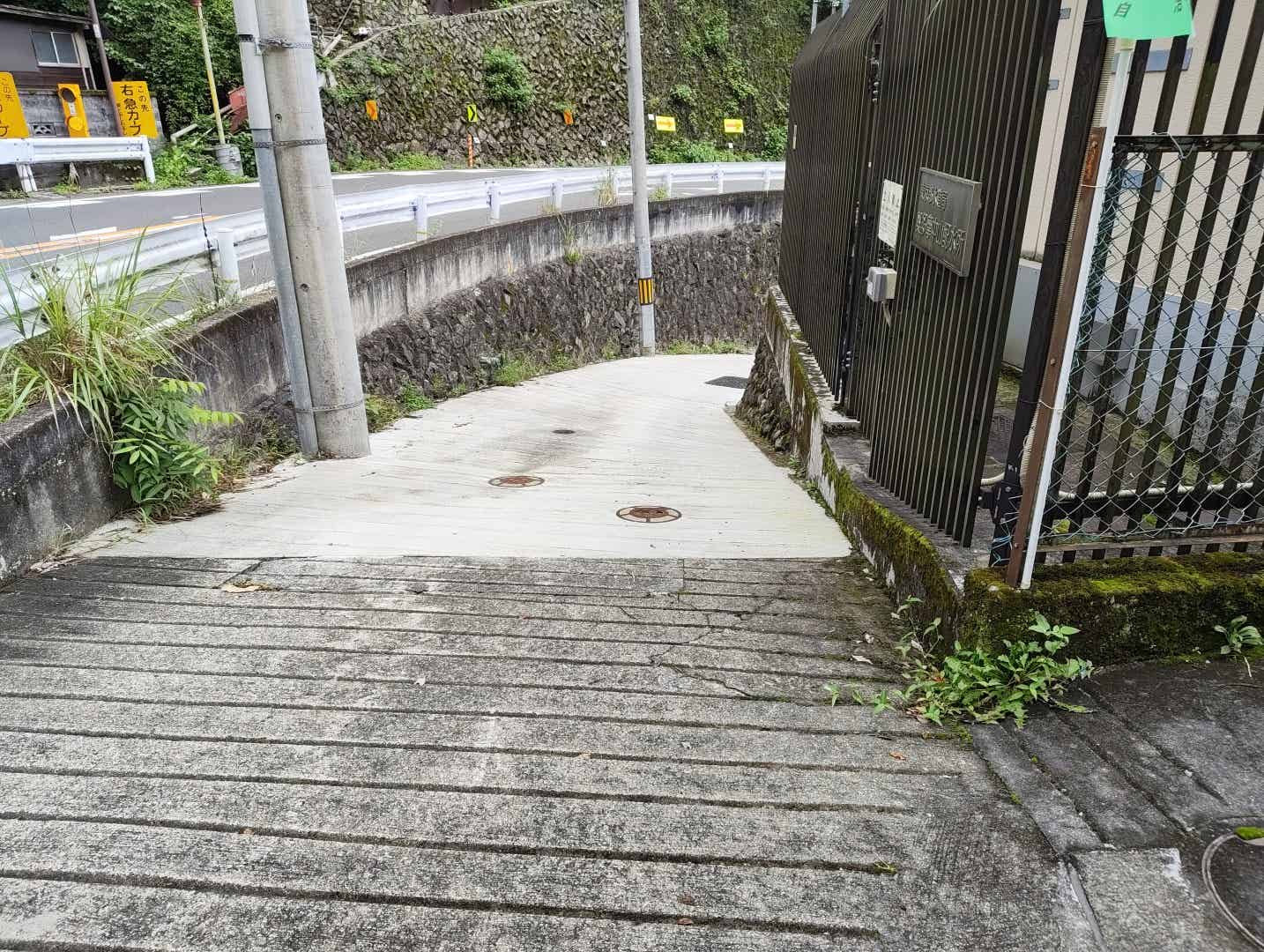 奥多摩むかし道の入り口の坂