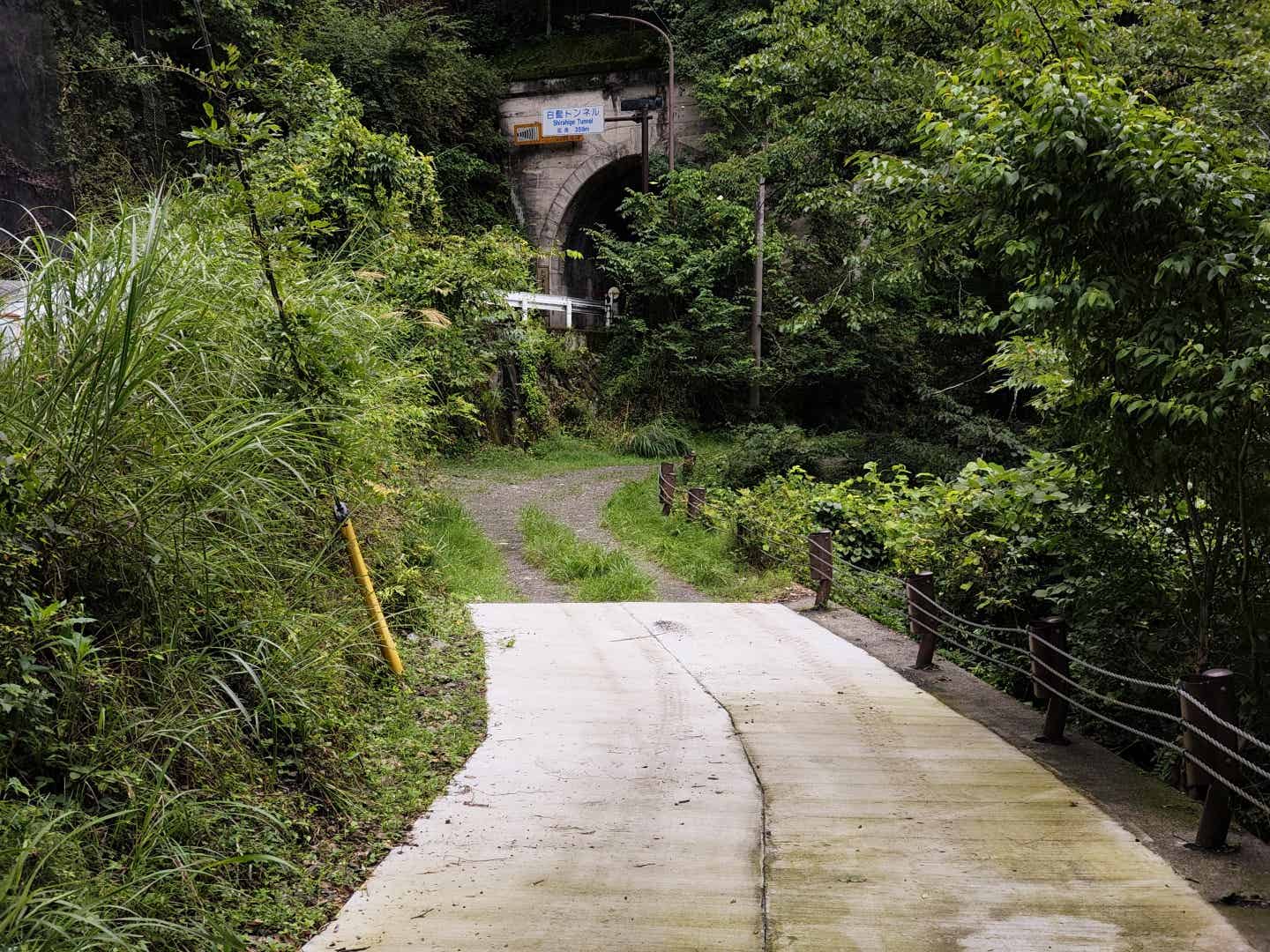 奥多摩むかし道の舗装が途切れる場所