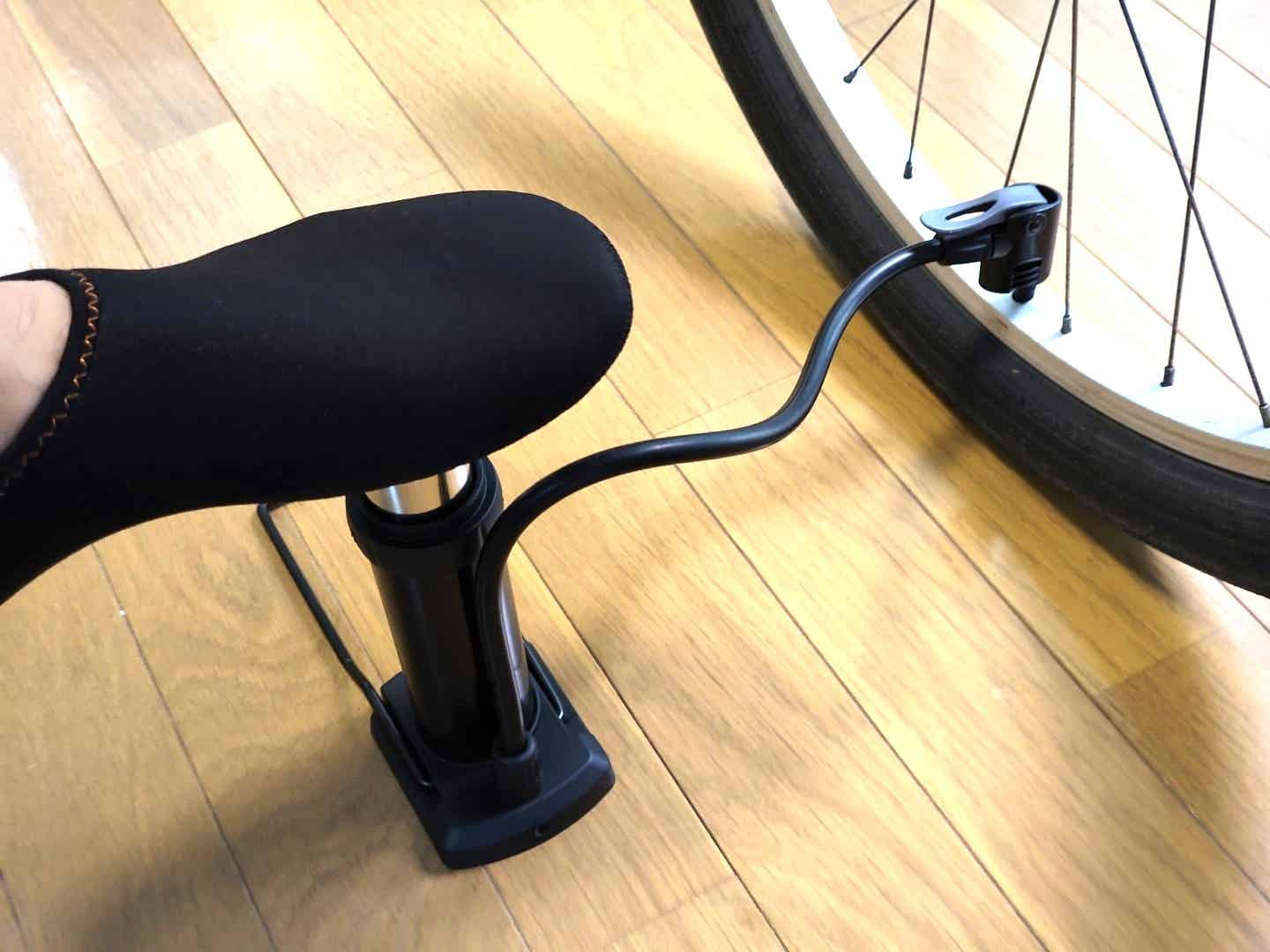 ダイソーの足ふみポンプで街乗り自転車に空気を入れる