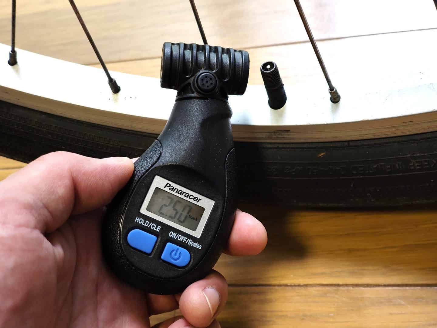 ダイソーの足ふみポンプで2.5BARまで空気を入れたところ
