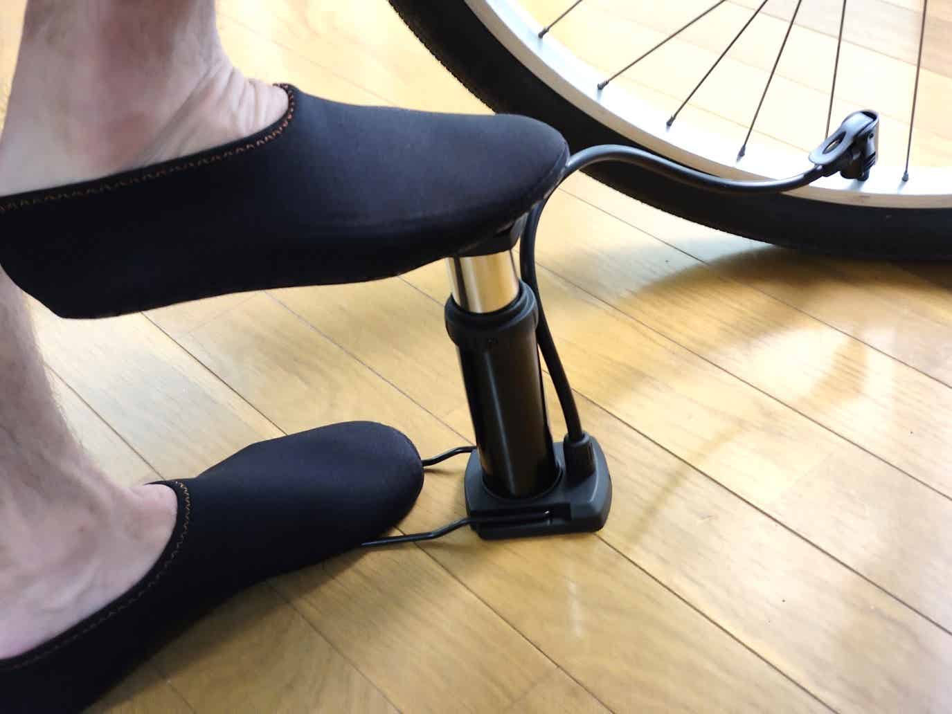 ダイソーの足ふみポンプで空気を入れているところ