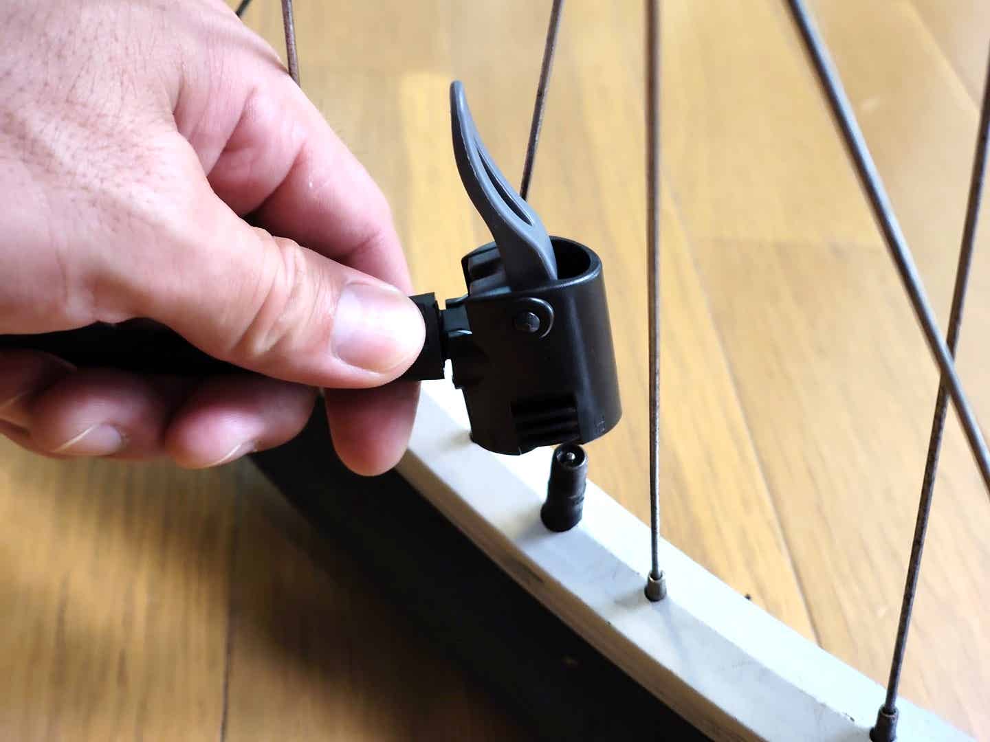 ダイソーの足ふみポンプの口金を引き抜く